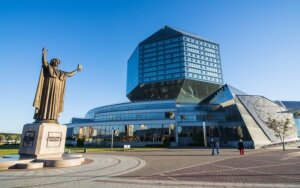 Pranciškaus Skorinos skulptūra prie Baltarusijos nacionalinės bibliotekos Minske