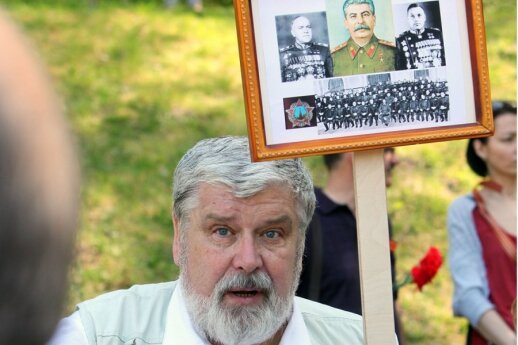 В Литве отметили День победы, Иванов принес портрет Сталина