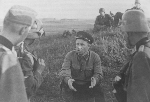 1941 m. birželio 22 d., Vištyčio rajonas. Tardomas į nelaisvę patekęs politinis Raudonosios armijos vadovas (politrukas).
