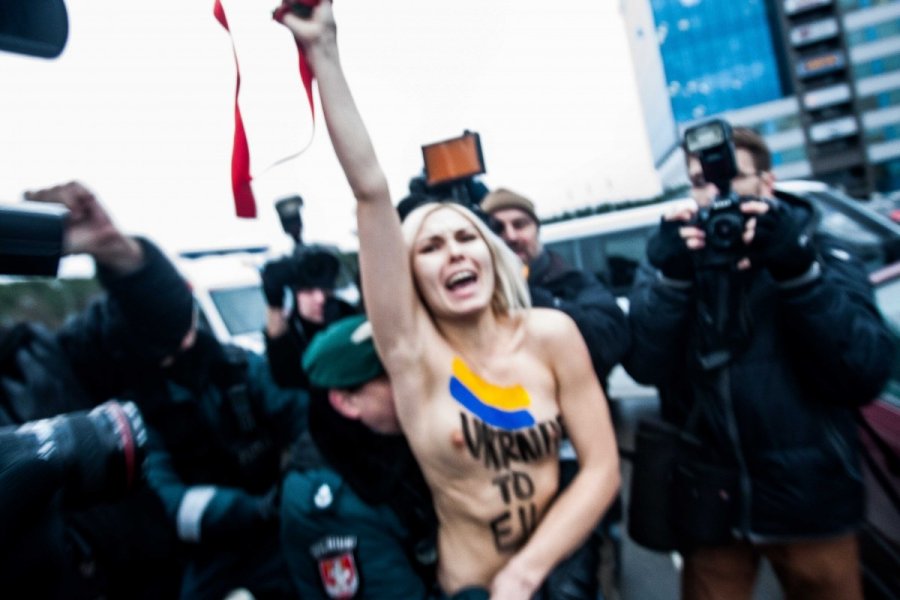 http://g2.dcdn.lt//images/pix/femen-protestavo-prie-litexpo-rumu-per-es-pirmininkavimo-rengini-63409450.jpg