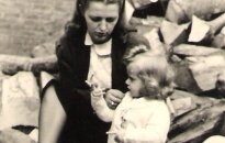 Birutė Briedienė su dukra Aukse pabėgėlių stovykloje