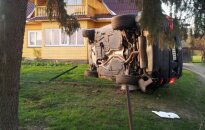 Vogto BMW gaudynės: laužydamas medžius ir tvorą įlėkė į namo kiemą
