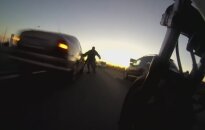 Pavojingos motociklininko gaudynės: bėglys pats nufilmavo šiurpą keliančius pažeidimus