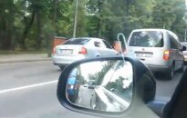 Kuo ypatinga per raudoną važiuojanti „Škoda“, jei jos nestabdo šalia stovintys policininkai?
