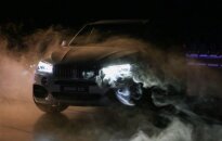 Pamiškėje sudegintas be priežiūros paliktas „BMW X5“