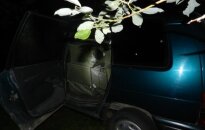 Po gaudynių kontrabandos prikimštą automobilį metė Kapinių miške