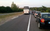 Vairuotojo įžūlumas pajūryje: nenori laukti, todėl važiuoja prieš eismą