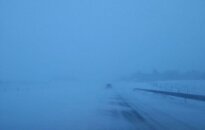 Žiemiški orai sunkina eismo sąlygas: kelyje stringa sunkvežimiai