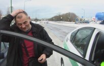 Girto ir įžeidaus vairuotojo „Opel“ užgeso vos privažiavęs prie policijos