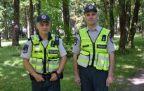 Iš pelkės miške išgelbėtas vyras iki žemės lenkiasi pareigūnams