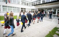 ŠMM: mokyklos negali reikalauti tėvų pirkti vadovėlius ir pratybas
