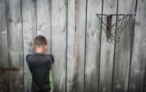 Košmaras Prienuose: motina į dukrą metė taburetę, sesę gynė neįgalus broliukas