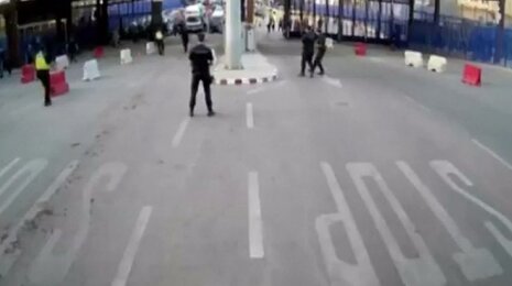 Nufilmuota: Šiaurės Afrikoje ispanų policininkai sulaiko peiliu ginkluotą užpuoliką
