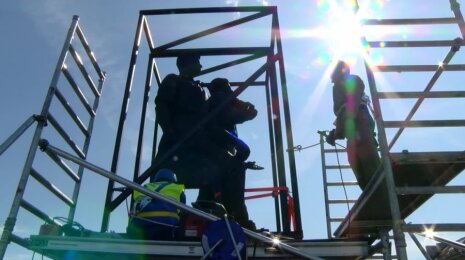 Dismantling of Green Bridge statues begins