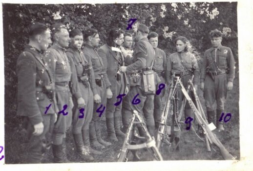 Vyčio apygardos Vienuolio būrio partizanų priesaika. 1949 m. liepos 30 d. Kryžių laiko būrio vadas Jonas Baltušnikas-Vienuolis (LGGRTC Genocido aukų muziejaus fondų nuotr.)