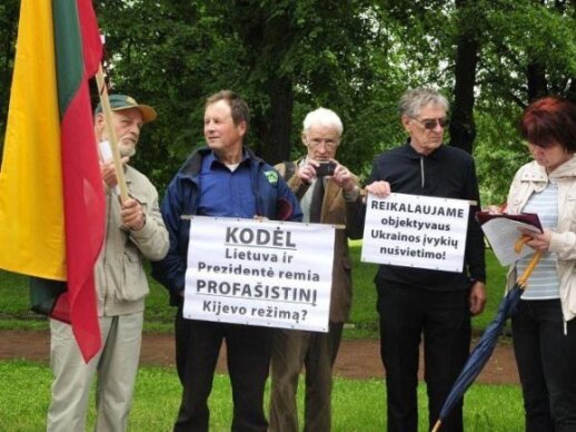 Bilans and few others protest against Lithuania's support to Ukraine. PHOTO State Security Department of Lithuania, annual report