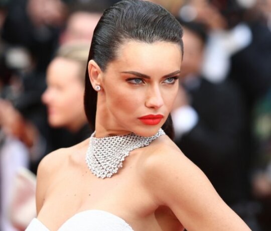 Ketoninei dietai neabejinga ir manekenė Adriana Lima