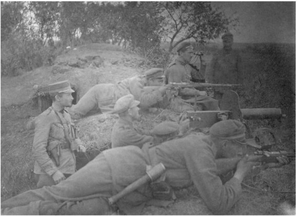 Lietuvos kariuomenes ,2-ojo pestininku pulko kariai apkasuose Daugpilio fronte, 1919 m., VDKM