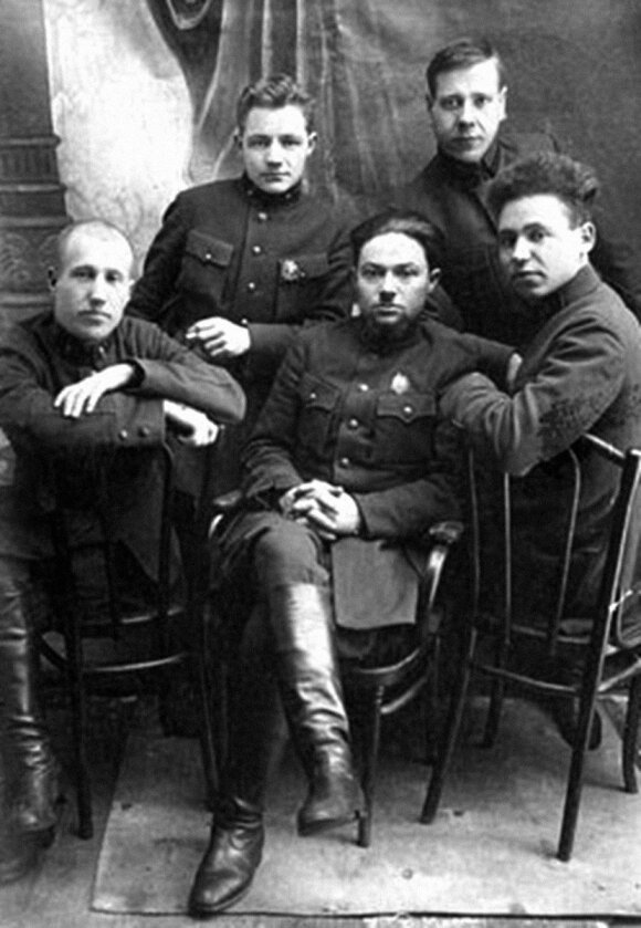 Smolensko srities NKVD darbuotojai - 1940 m. Katynės žudynių liudininkai arba dalyviai. Kai kurie jų apdovanoti ženklu "VČK-OGPU X metų" (1927 m.). Kairėje sėdi M. Kazakovas - sovietų kontržvalgybos darbuotojas, dirbęs su agentais ir tardęs belaisvius len