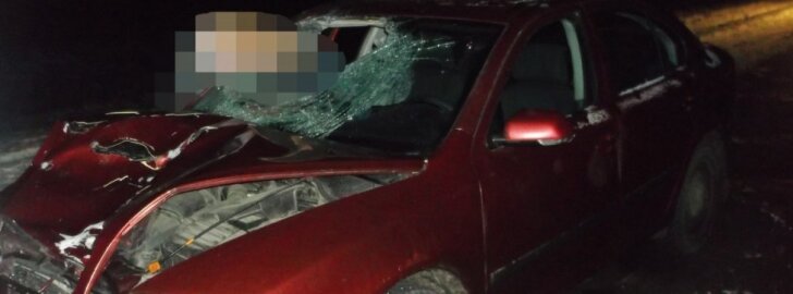 Kraupi avarija prie Ukmergės: žuvęs pėsčiasis įstrigo priekiniame „Škoda“ stikle