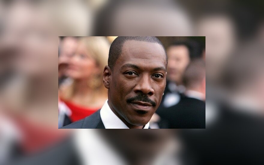 Eddie Murphy atostogauja su nauja perpus jaunesne savo mergina