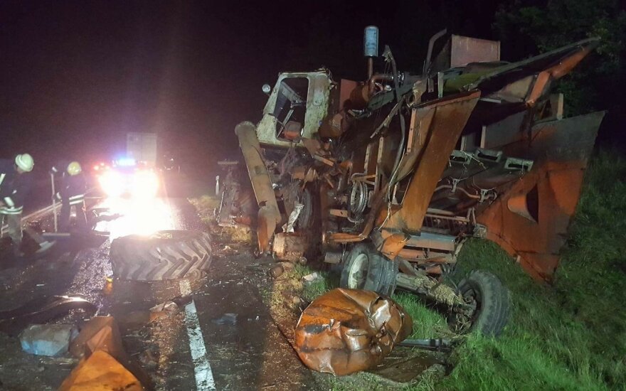 Kelyje Palanga–Šiauliai vilkikui įsirėžus į kombainą baisiai sužalotas žmogus