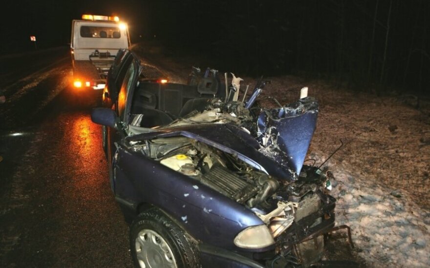 Po kraupios avarijos, per kurią žuvo 3 žmonės, policija rado trotilo ir šovinių