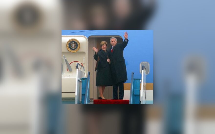 G.W.Bushas ir L.Bush išskrenda iš Vilniaus