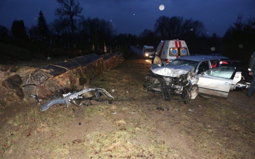 Neblaivaus 18-mečio „VW Passat“ rėžėsi į akmeninę Švėkšnos kapinių tvorą