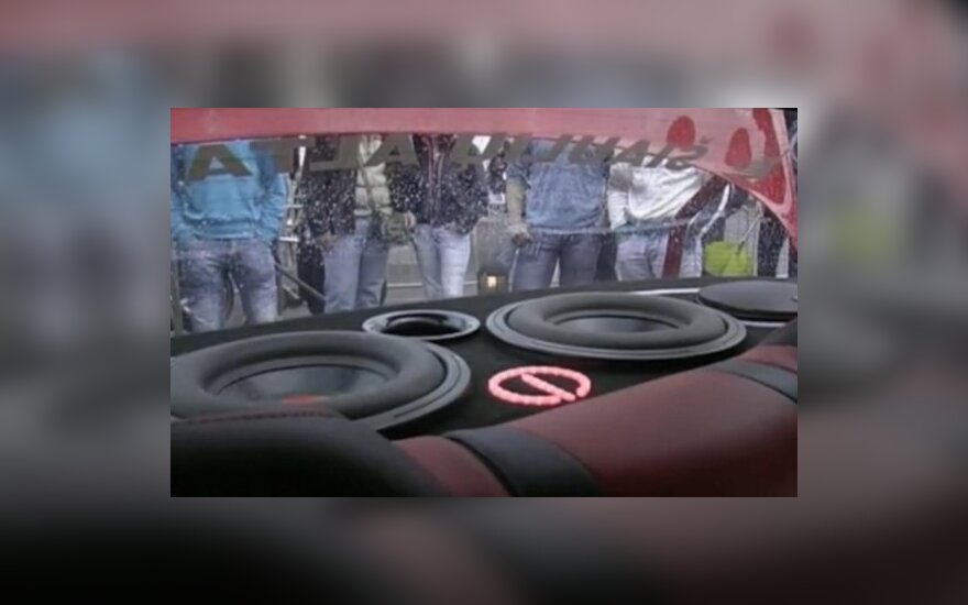 Muzikos garsai automobilyje gali siekti ir 166 decibelus