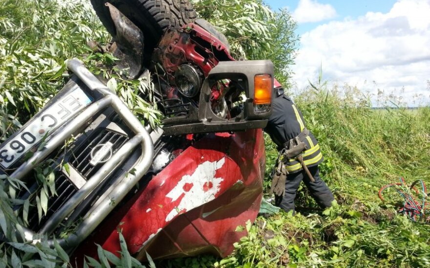Šilutės r. į galimai girto vairuotojo „Nissan Patrol“ įsėdę trys vaikai patyrė tikrą pragarą