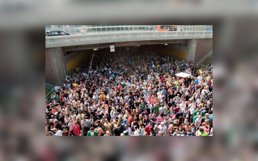 Vokietijos Duisburgo mieste šeštadienį per technomuzikos festivalį "Meilės paradas" viename tunelyje kilus masinei panikai ir spūsčiai, žuvo mažiausiai 20 žmonių
