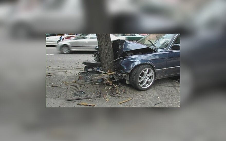Šiauliuose BMW vairuotojas sukėlė avarijų grandinę ir pabėgo