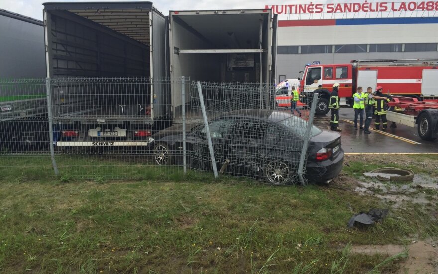 Autobusų stotelių niokojimas nesibaigia: BMW šlavė viską savo kelyje