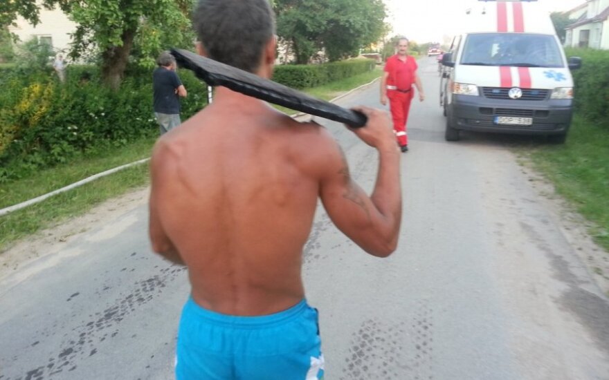 Ant gaisrą gesinti strimgalviais puolusio vyro užkrito deganti lenta su vinimis