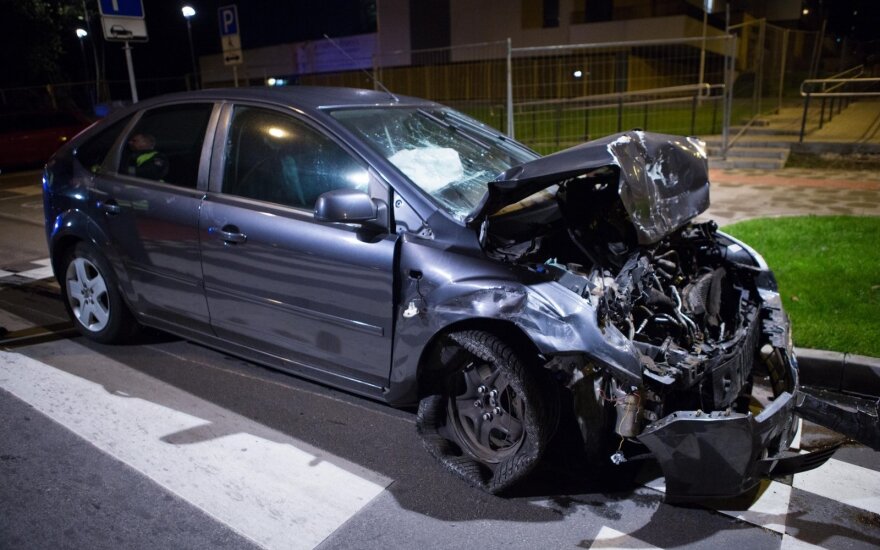 Girtuokliai smaginosi Fabijoniškėse: daužė automobilius, o savo „Ford“ suniokojo visiškai