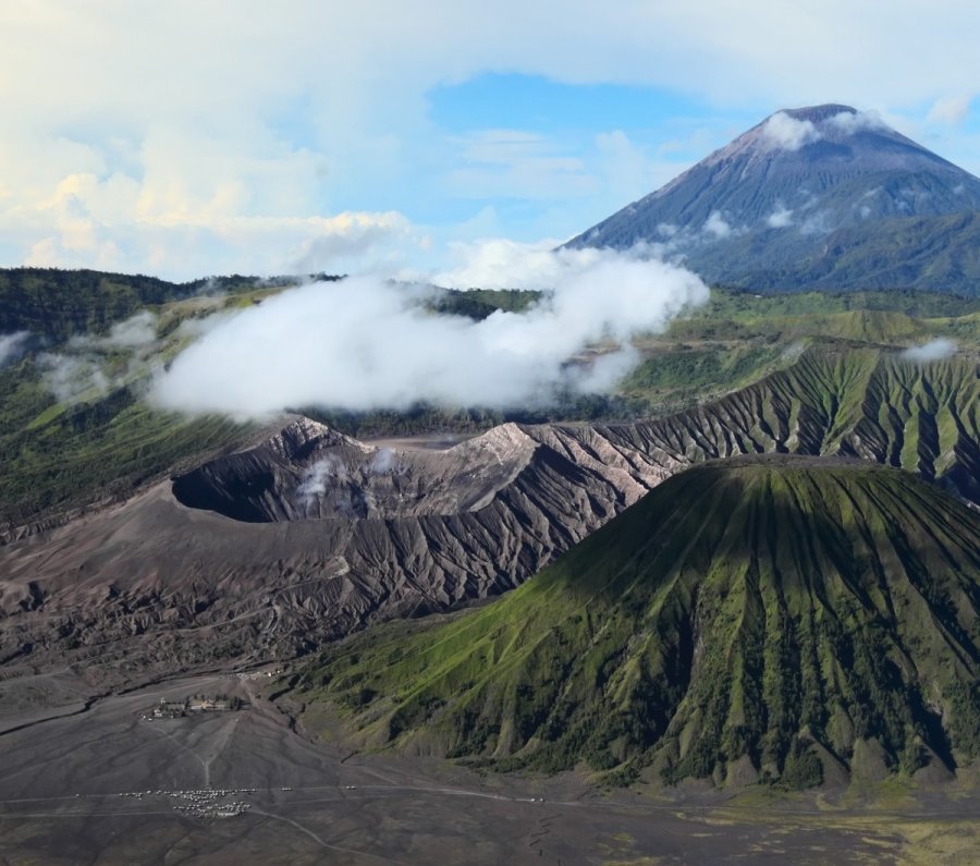 Penki ugnikalniai iskile ploksciu pakrasciuose