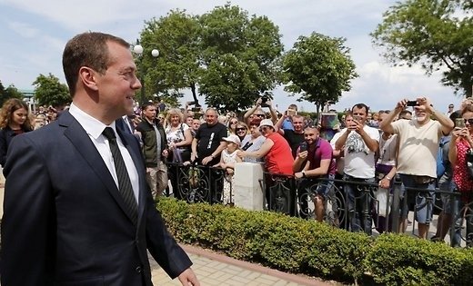 Медведев — пенсионерам Крыма денег нет но вы держитесь