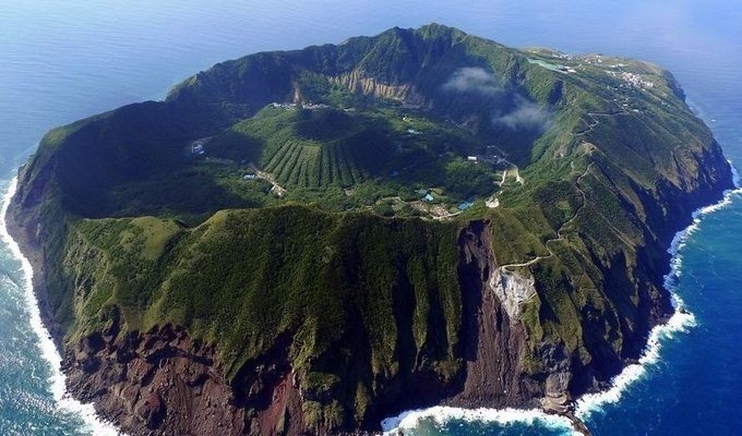Aogashima - kaimas aktyvaus ugnikalnio krateryje / Japonijos turizmo departamento nuotr.