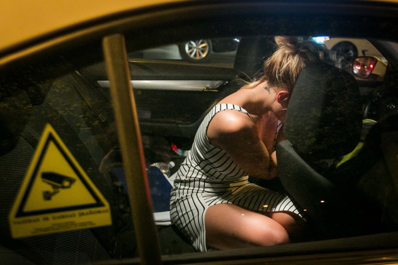 Любовница таксиста показала безволосую вульву