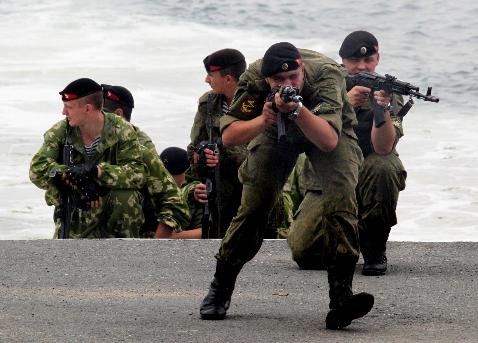 Паром перебросил морских десантников в Крым через Керченский пролив