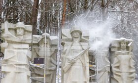 Угрозы во время сноса советских скульптур: вы так призовете российские танки