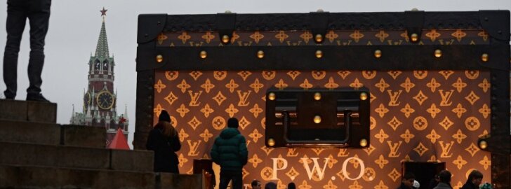 Louis Vuitton krepšį vaizduojantis paviljonas Maskvoje