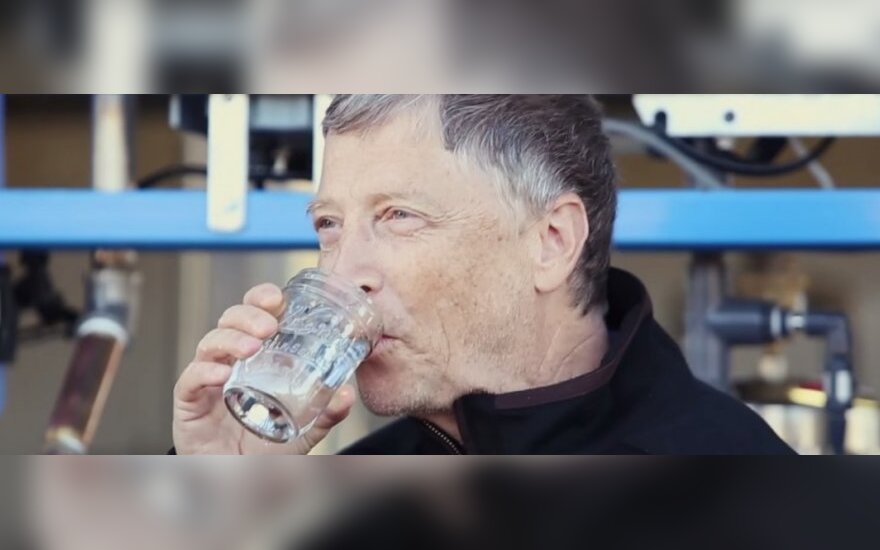 ВИДЕО: Билл Гейтс заставил телеведущего выпить воды из фекалий
