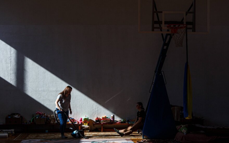 Beveik 300 nuo karo žiaurumų bėgančių asmenų apsistojo mokyklos sporto salėje Užhorode, Užkarpatės srityje, Vakarų Ukrainoje.
