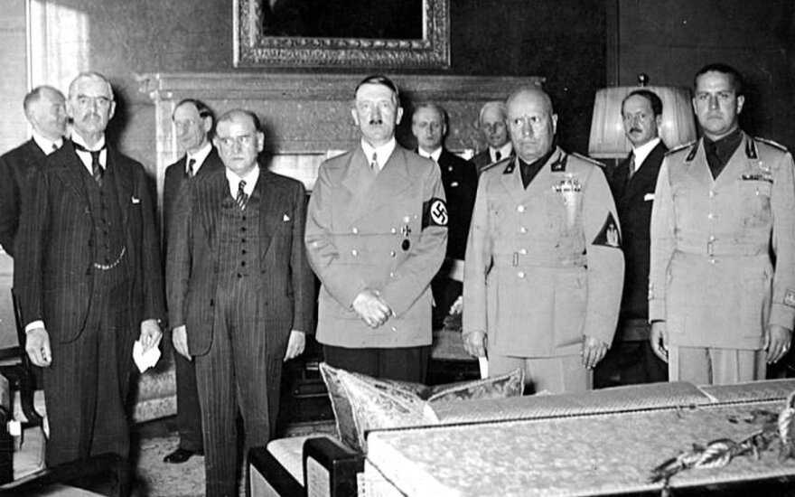 PasiraÅ¡ant Miuncheno sutartį. IÅ¡ kairÄs į deÅ¡inÄ N. Äemberlenas, E. DaladjÄ, A. Hitleris, B. Musolinis, G. Ciano. 1938 m. rugsÄjo 30 d., leidyklos âBriedisâ nuotr.