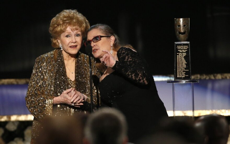 Debbie Reynolds (kairėje) ir Carrie Fisher