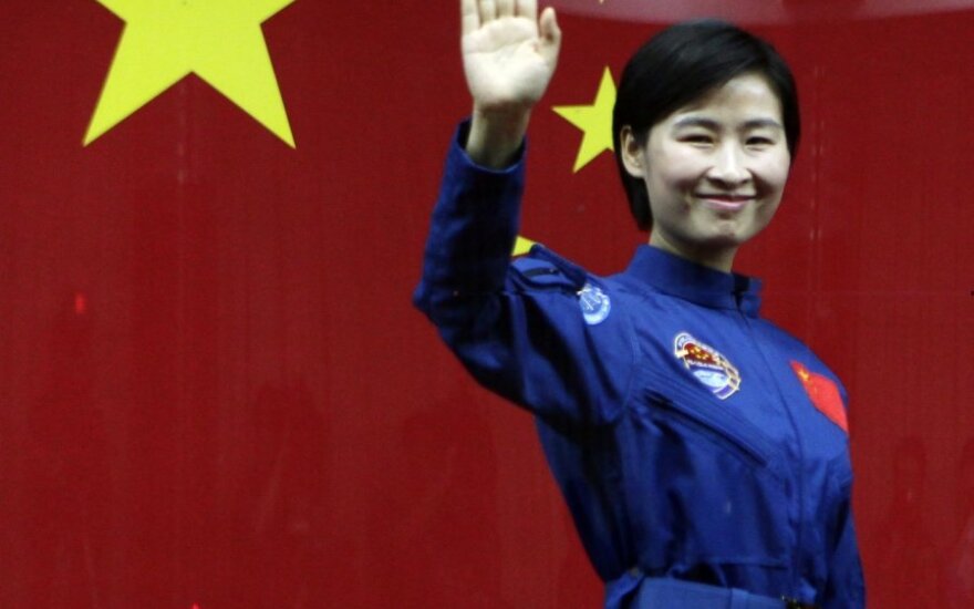 В Китае представили первую женщину-астронавта