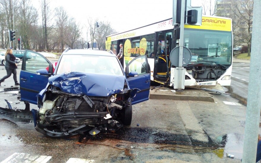В Вильнюсе столкнулись автобус и легковушка, пострадала женщина