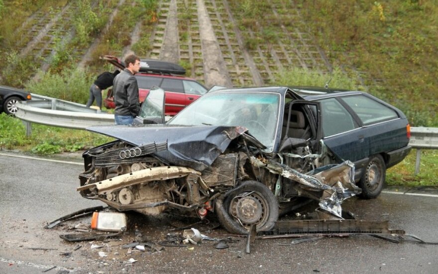 На магистрали Via Baltica автомобиль Audi врезался в грузовик